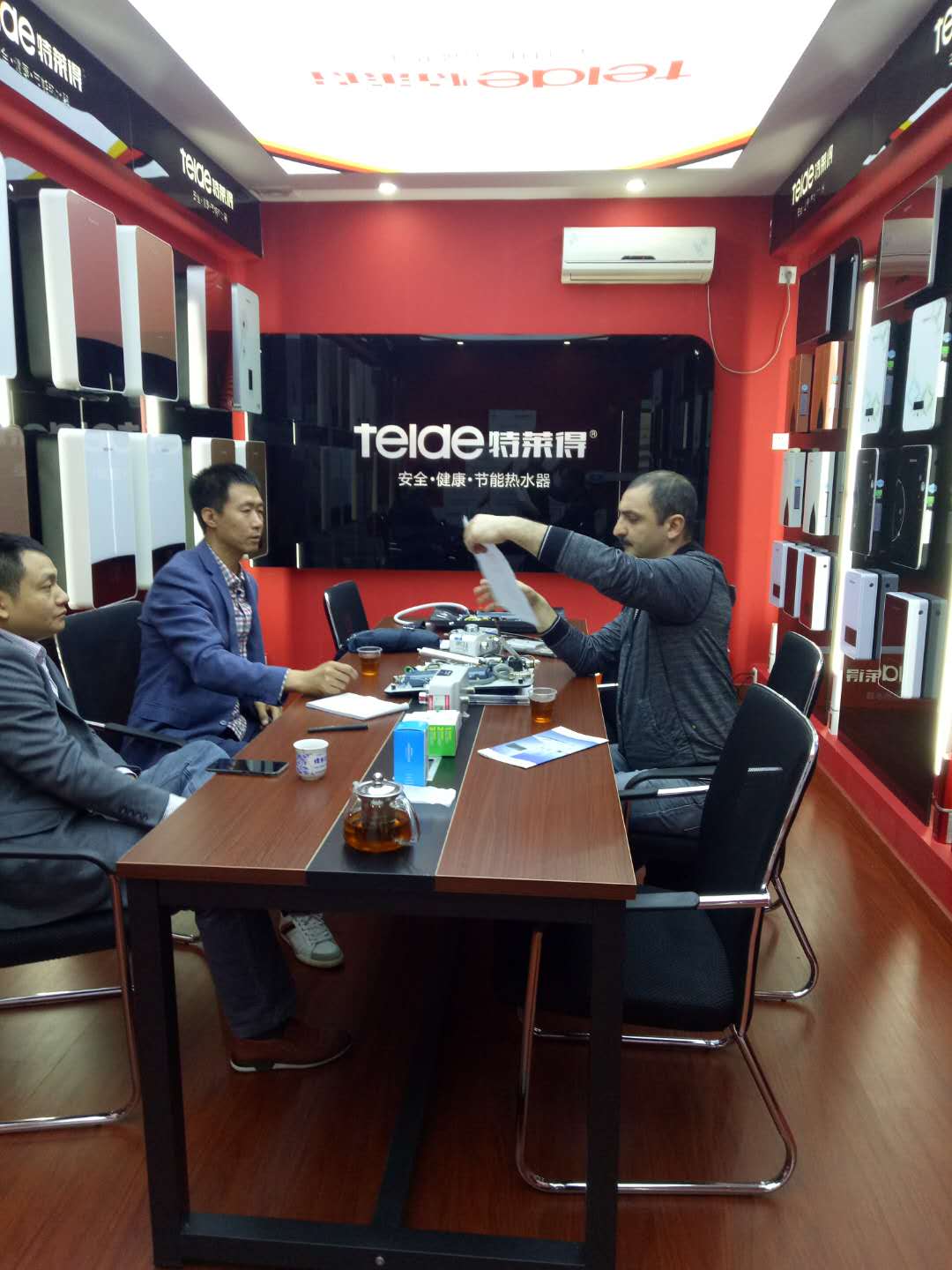 烈歡迎俄羅斯客戶蒞臨我司，恭賀成功簽約！